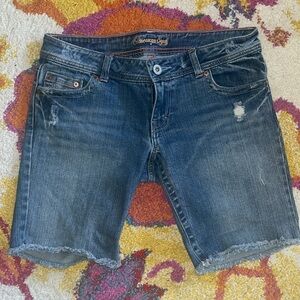 EXCELLENT DISTRESSED CONDITION WOMEN’S SIZE 8 AMERICAN EAGLE BERMUDA JEAN SHORTS